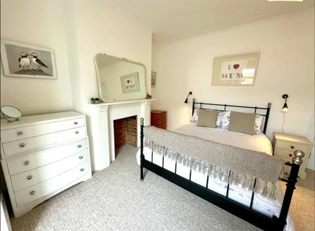 *Family Home In Mumbles. Close To The Beach* Экстерьер фото