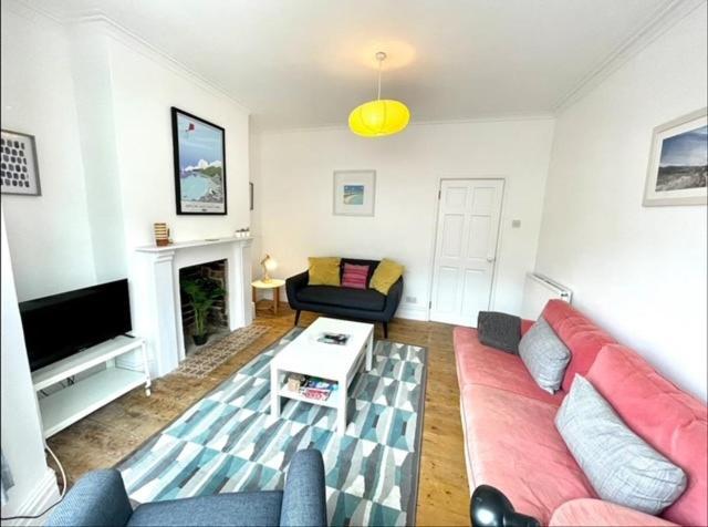 *Family Home In Mumbles. Close To The Beach* Экстерьер фото