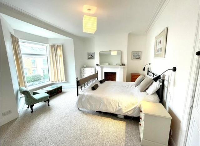 *Family Home In Mumbles. Close To The Beach* Экстерьер фото
