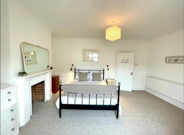*Family Home In Mumbles. Close To The Beach* Экстерьер фото